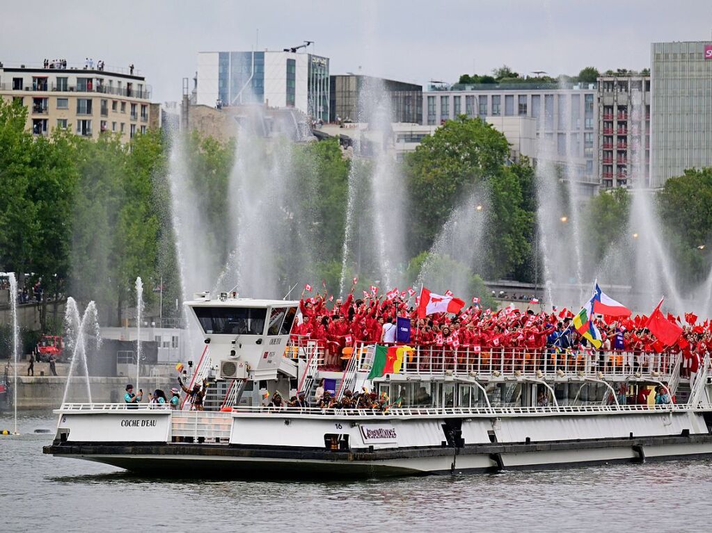 Spektakel unterm Eiffelturm: Auf eine schillernde Art wurden die Olympischen Spiele in Paris erffnet.