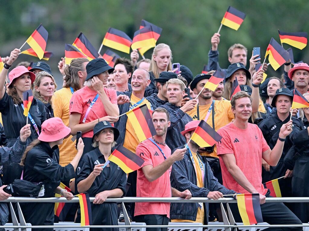 Spektakel unterm Eiffelturm: Auf eine schillernde Art wurden die Olympischen Spiele in Paris erffnet.