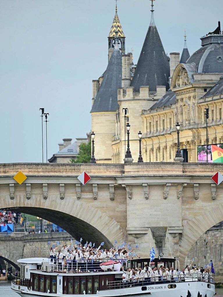 Spektakel unterm Eiffelturm: Auf eine schillernde Art wurden die Olympischen Spiele in Paris erffnet.