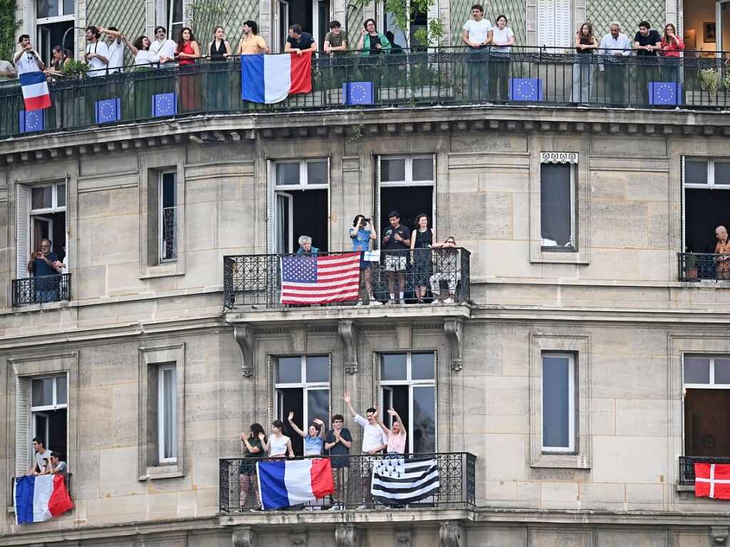 Spektakel unterm Eiffelturm: Auf eine schillernde Art wurden die Olympischen Spiele in Paris erffnet.