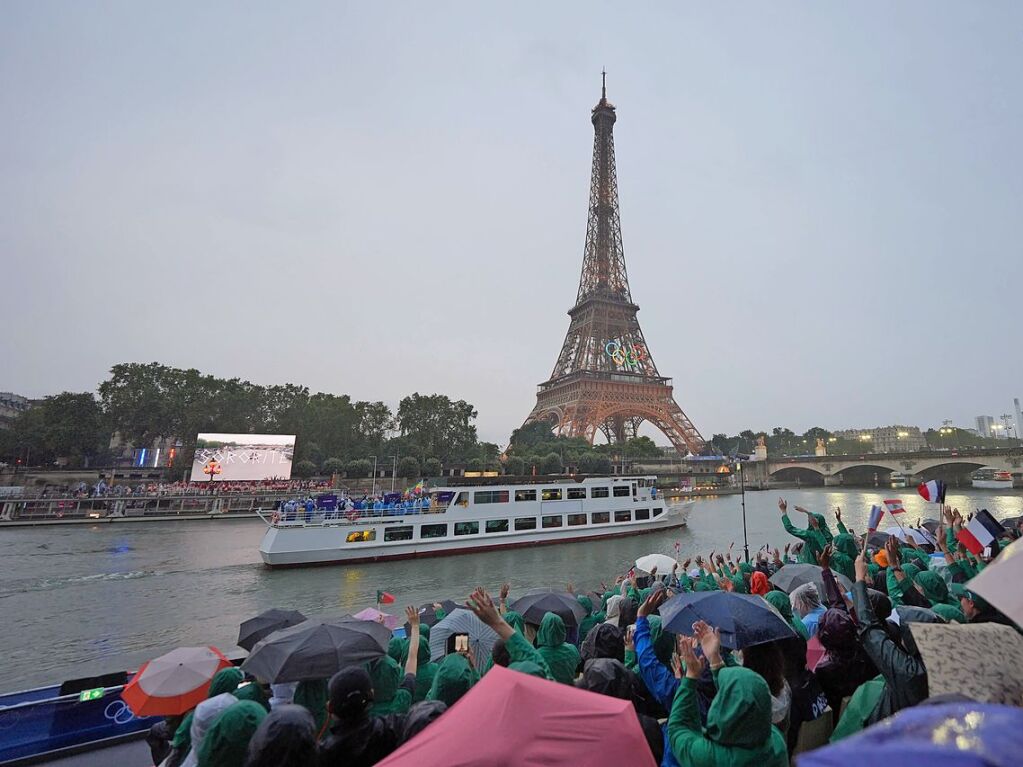 Spektakel unterm Eiffelturm: Auf eine schillernde Art wurden die Olympischen Spiele in Paris erffnet.