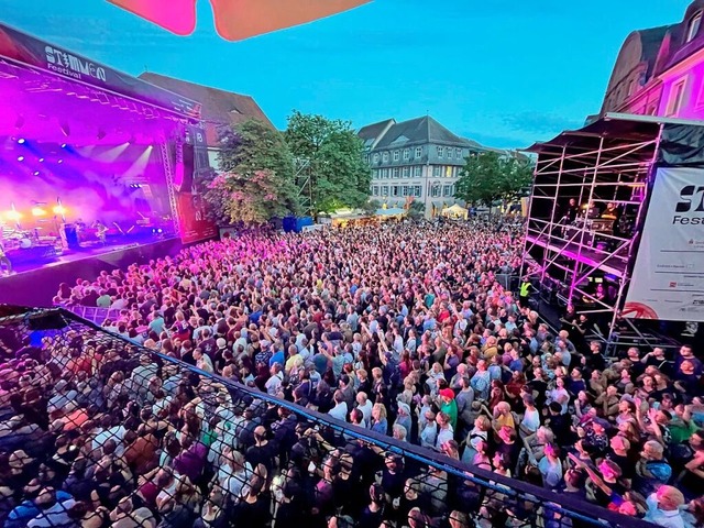 Bilderbuch-&#8222;Stimmen&#8220;-Abend...nde Stiller auf dem Marktplatz Lrrach  | Foto: Barbara Ruda