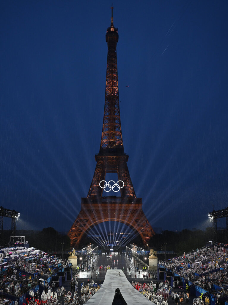 Spektakel unterm Eiffelturm: Auf eine schillernde Art wurden die Olympischen Spiele in Paris erffnet.