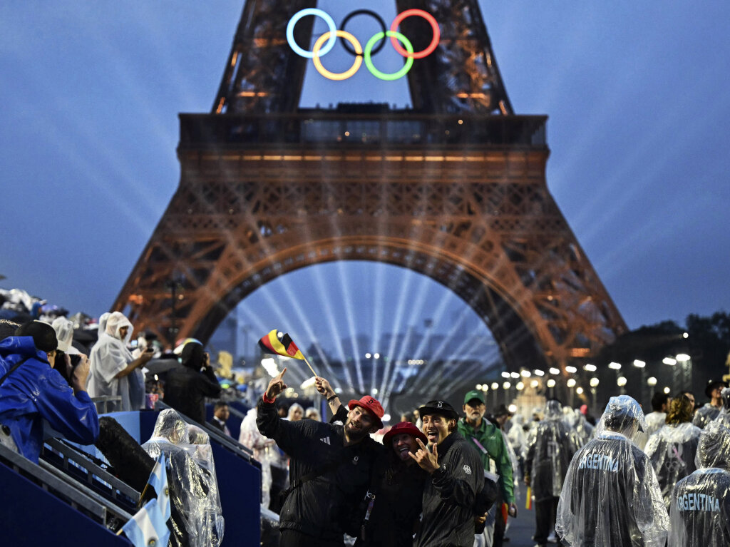 Spektakel unterm Eiffelturm: Auf eine schillernde Art wurden die Olympischen Spiele in Paris erffnet.