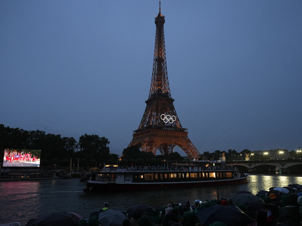 Spektakel unterm Eiffelturm: Auf eine schillernde Art wurden die Olympischen Spiele in Paris erffnet.