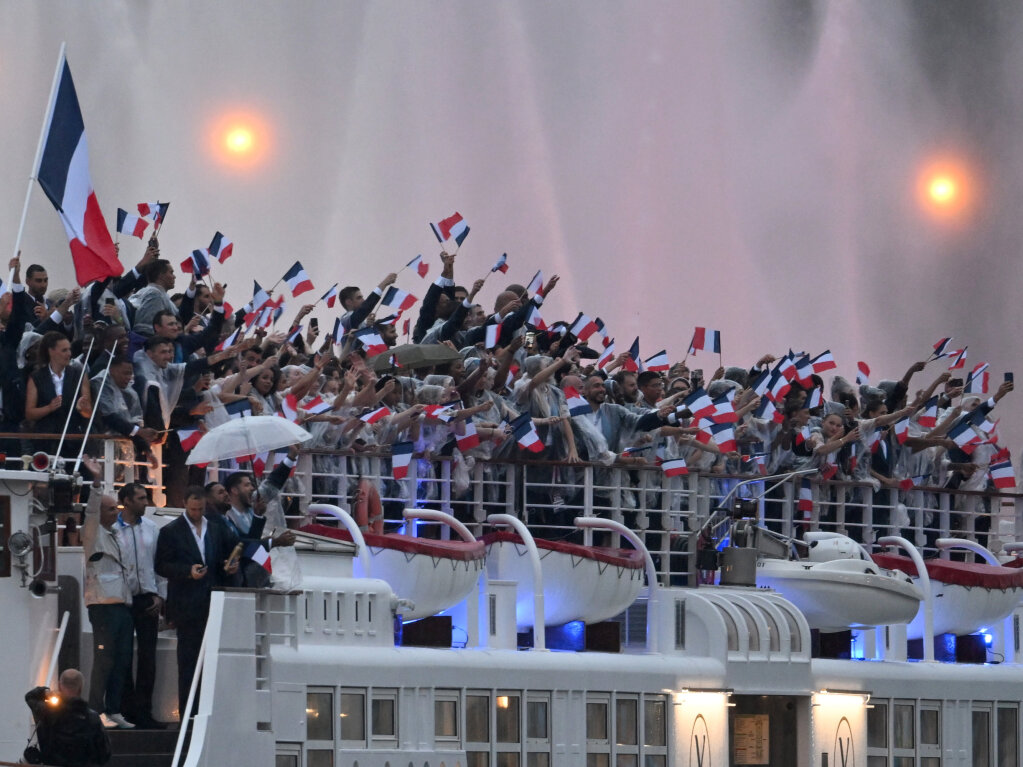 Spektakel unterm Eiffelturm: Auf eine schillernde Art wurden die Olympischen Spiele in Paris erffnet.