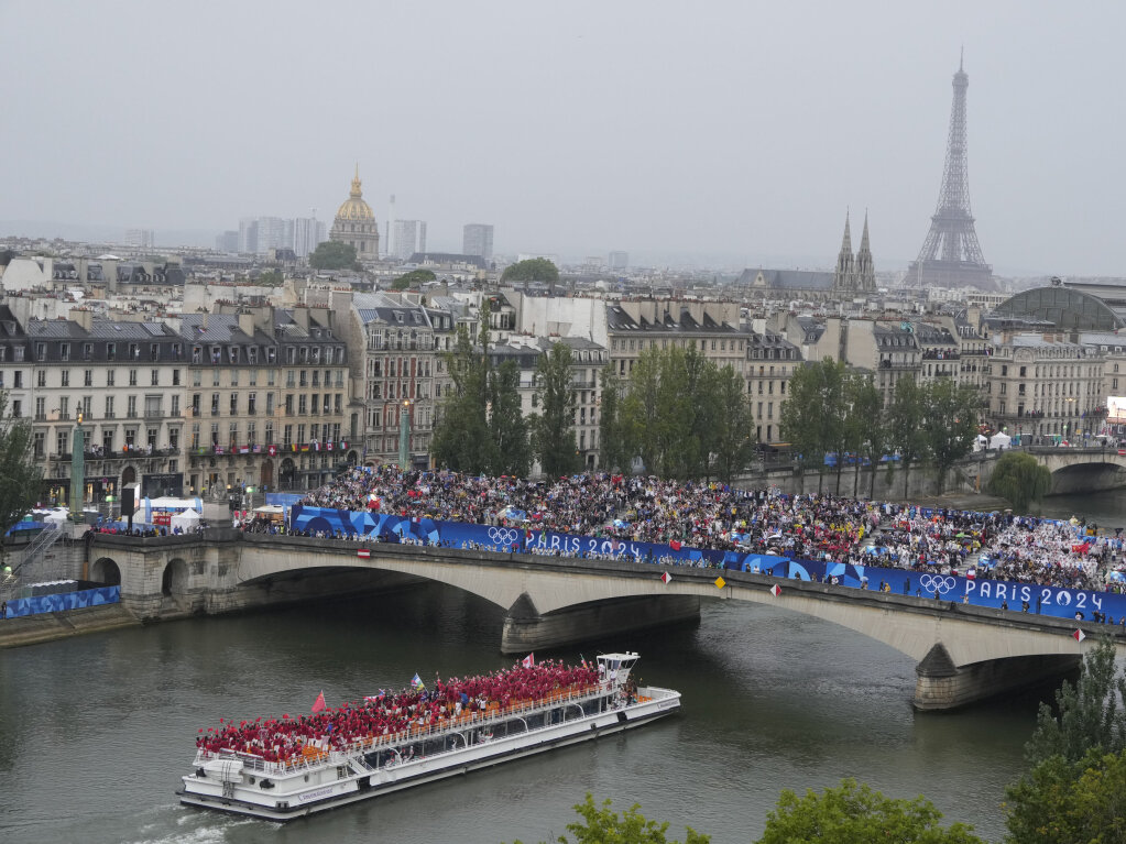 Spektakel unterm Eiffelturm: Auf eine schillernde Art wurden die Olympischen Spiele in Paris erffnet.