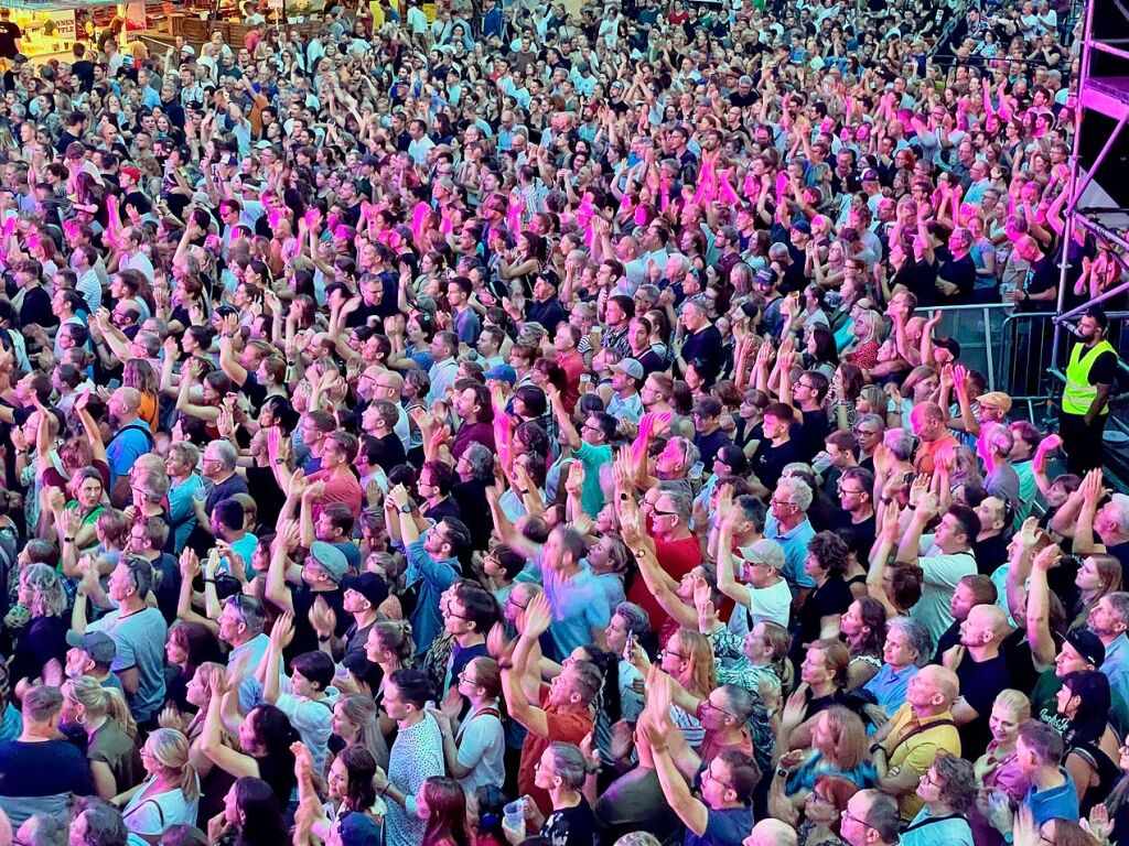 Sportfreunde Stiller beim Stimmenfestival auf dem Lrracher Marktplatz. Supportet von Antje Schomaker