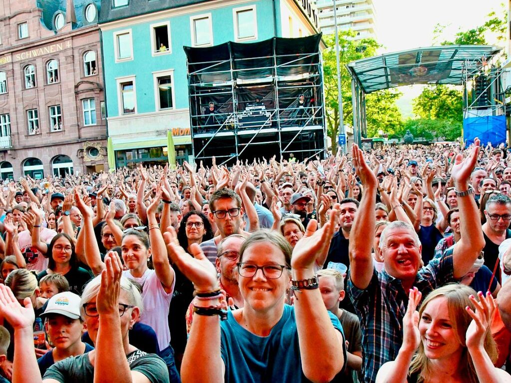 Sportfreunde Stiller beim Stimmenfestival auf dem Lrracher Marktplatz. Supportet von Antje Schomaker