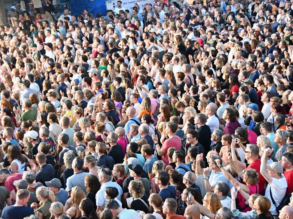 Sportfreunde Stiller beim Stimmenfestival auf dem Lrracher Marktplatz. Supportet von Antje Schomaker