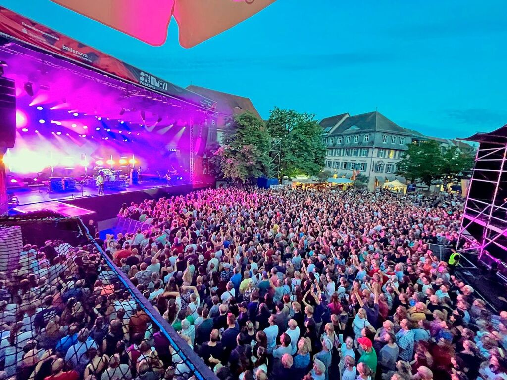 Sportfreunde Stiller beim Stimmenfestival auf dem Lrracher Marktplatz. Supportet von Antje Schomaker