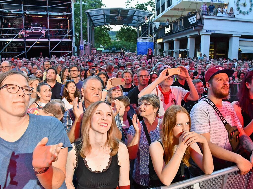 Sportfreunde Stiller beim Stimmenfestival auf dem Lrracher Marktplatz. Supportet von Antje Schomaker