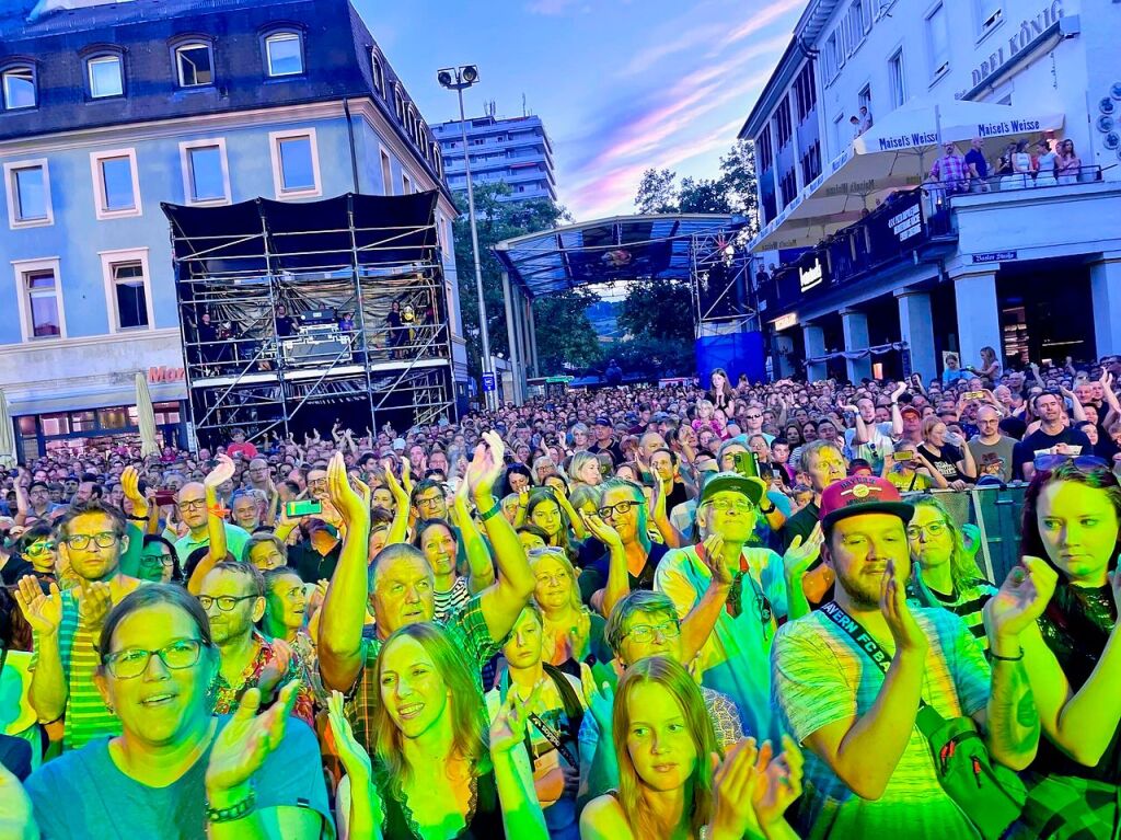 Sportfreunde Stiller beim Stimmenfestival auf dem Lrracher Marktplatz. Supportet von Antje Schomaker