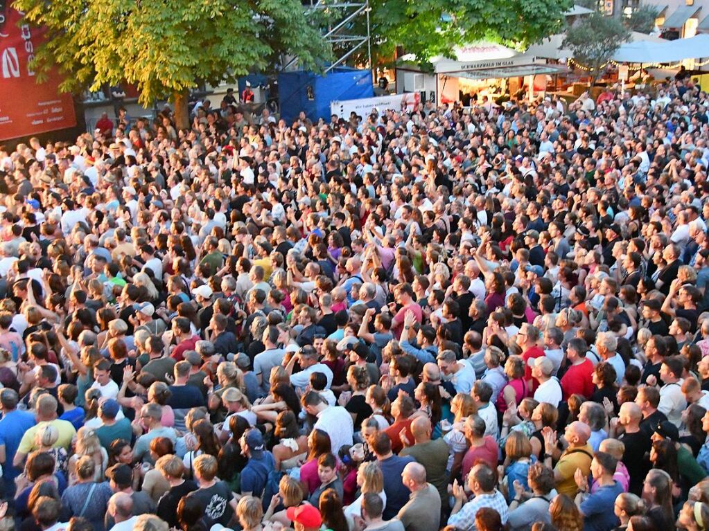 Sportfreunde Stiller beim Stimmenfestival auf dem Lrracher Marktplatz. Supportet von Antje Schomaker