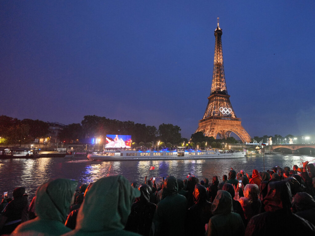 Spektakel unterm Eiffelturm: Auf eine schillernde Art wurden die Olympischen Spiele in Paris erffnet.