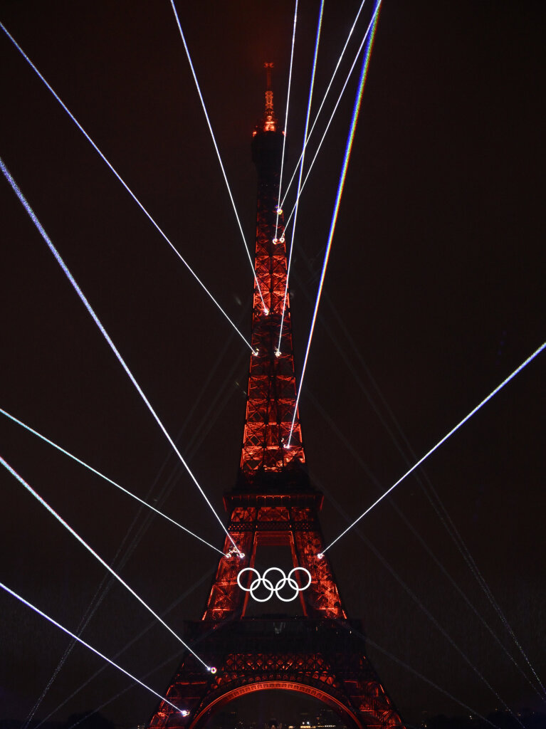 Spektakel unterm Eiffelturm: Auf eine schillernde Art wurden die Olympischen Spiele in Paris erffnet.