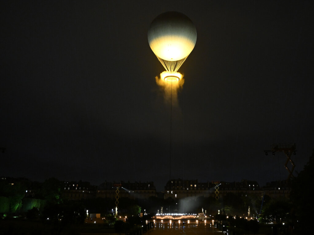 Vllig losgelst ber Paris: Die olympische Flamme in einem Ballon.