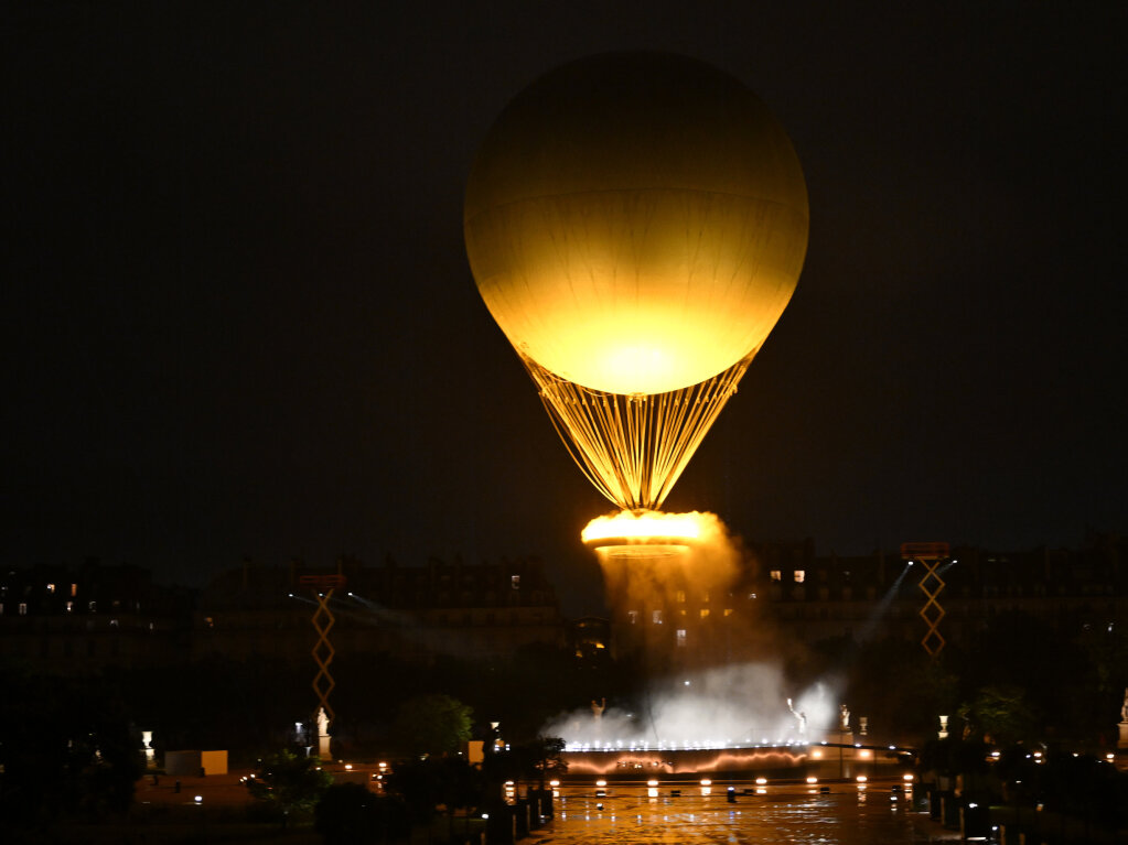 Vllig losgelst ber Paris: Die olympische Flamme in einem Ballon.