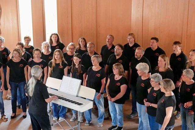 Gospelchor Stimmen-los zeigt in Bernau Melodienfreudigkeit und Temperament