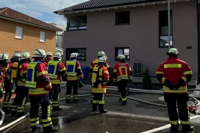 Garage in Kenzingen steht nach Explosionsgeruschen in Flammen - 350.000 Euro Schaden