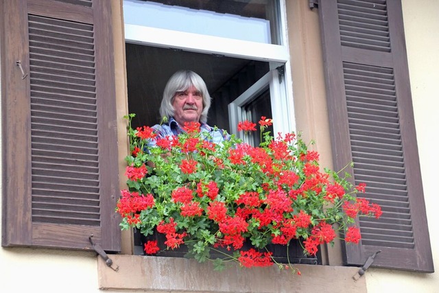 &#8222;Sitzen meine Haare?&#8220; Da i...enen hinter seinen geliebten Geranien.  | Foto: Yvonne Rnzi