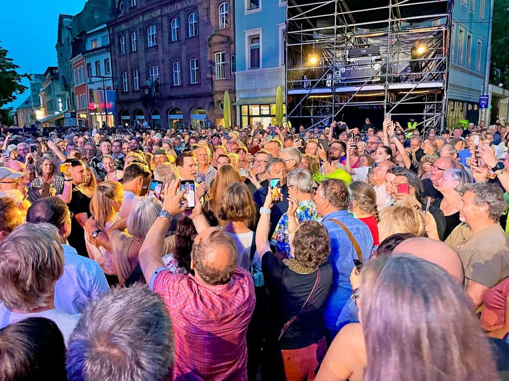 Chris Isaak und Tanika Tikaram bei Stimmen auf dem Alten Marktplatz