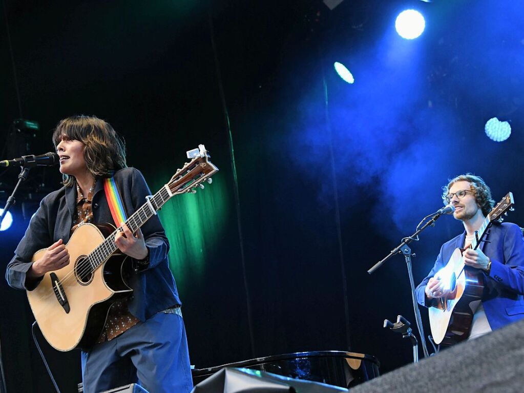 Chris Isaak und Tanika Tikaram bei Stimmen auf dem Alten Marktplatz