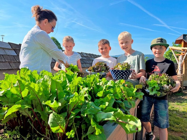 Gemeinsam mit Schulleiterin Carina Bach werden die grnen Kpfe geerntet.  | Foto: Tanja Bury