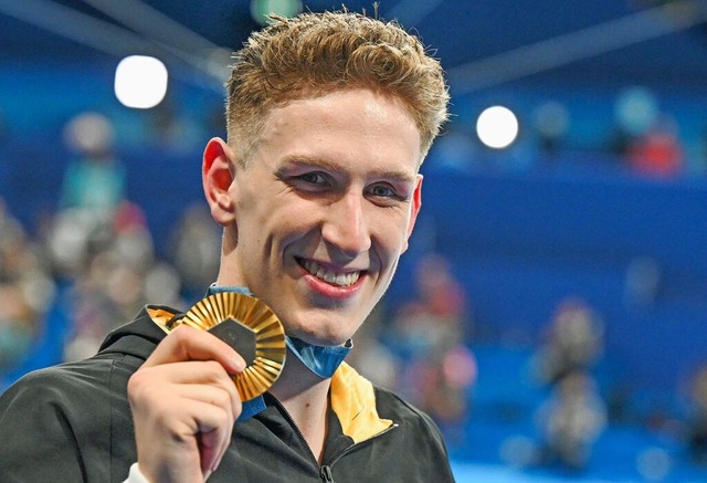 Da ist das Ding: Lukas Mrtens mit der goldenen Medaille.  | Foto: Sven Hoppe (dpa)