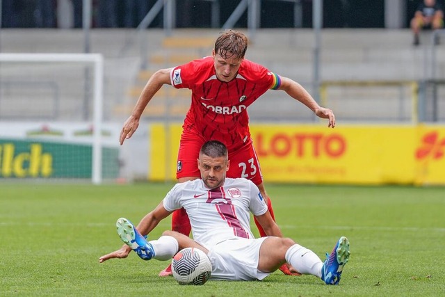 Zwei Routiniers im Duell: Freiburgs Marc Hornschuh und Dimitrij Nazarov.  | Foto: IMAGO/Arne Amberg