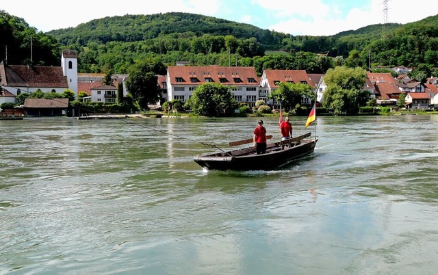 Dorfansicht von Mumpf mit der Kirche S...ergrund sind zwei Pontoniere zu sehen.  | Foto: Karl Braun