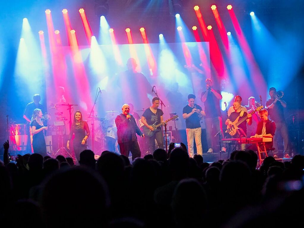 Einen unglaublichen Sound zelebrierte die Tributeband Phil it! mit den Hits von Phil Collins und Genesis.