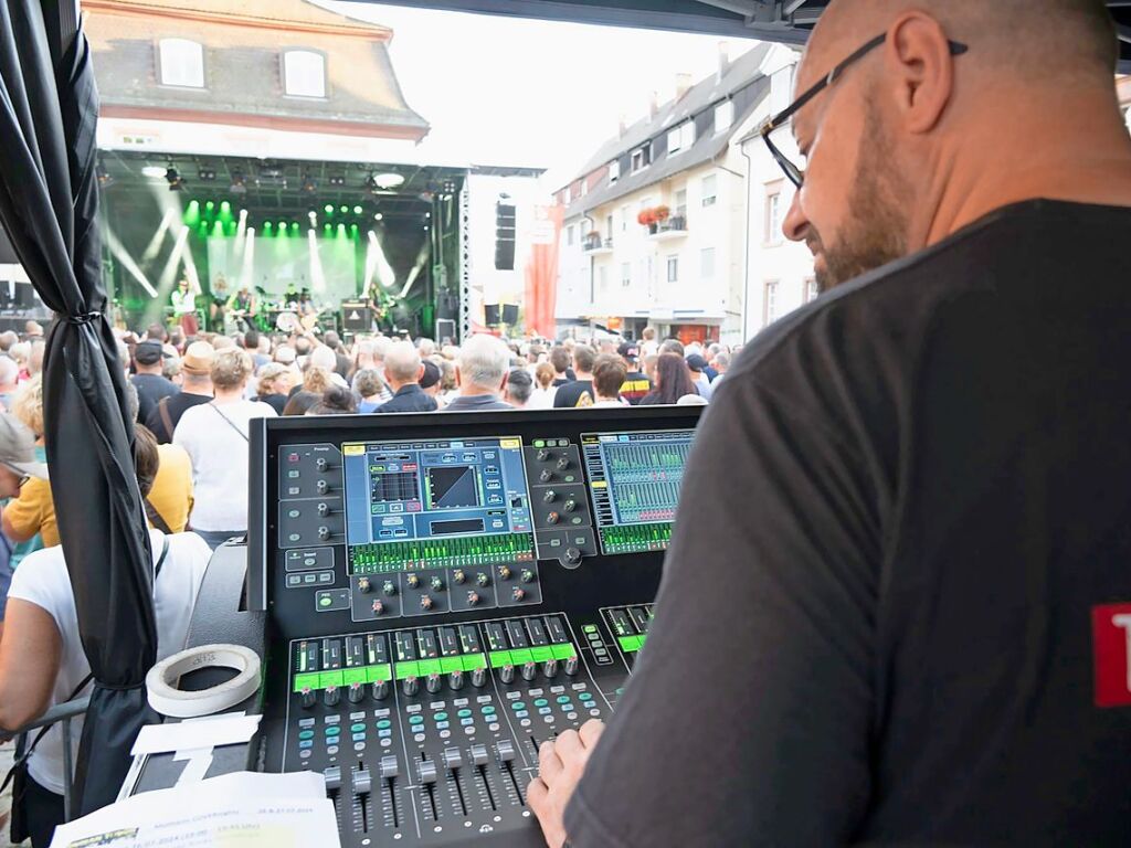 Legendre Musik und beste Stimmung an den zwei Abenden der Cover Nights auf dem Markgrfler Platz in Mllheim