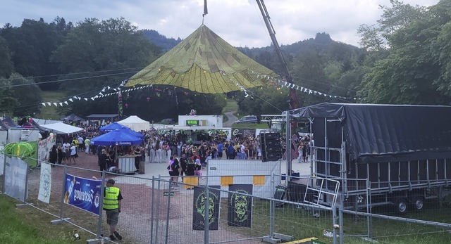 Unter dem Zeltdach machte das Feiern sogar bei Regen Spa.   | Foto: Gerd Leutenecker