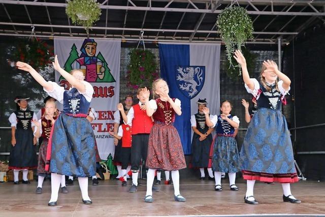 Schlossfest in Bonndorf: Beim Fassanstich schumt nicht nur die Freude ber