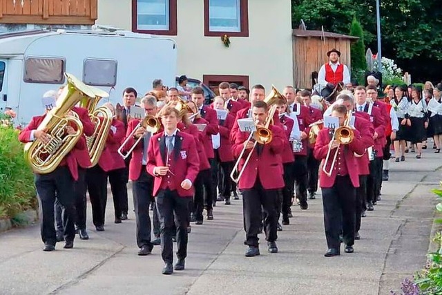 Festumzug am Freitag: Gemeinsam zogen ...ereine   durch das Dorf zum Festplatz.  | Foto: Wolfgang Grether