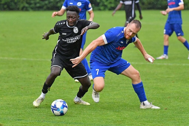 Viele Zweikmpfe prgten das Duell der...blaue Spielkleidung) und SV Oberkirch.  | Foto: Wolfgang Knstle