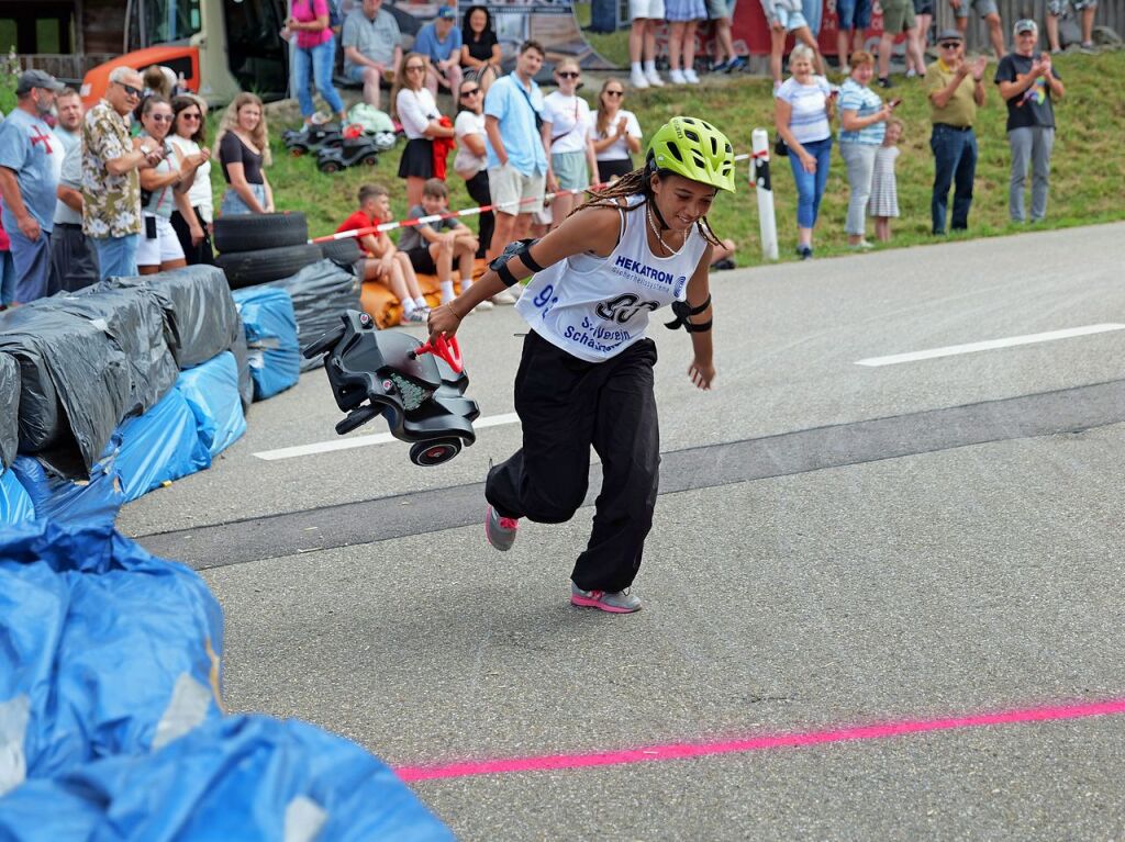 Begeisterte Zuschauer feuerten am Sonntag die Teilnehmer beim Bobbycar-Rennen in Oberried an. Bei Sommerwetter trat auch Brgermeister Klaus Vosberg an. Sieger wurde erneut Gerion Buhl.