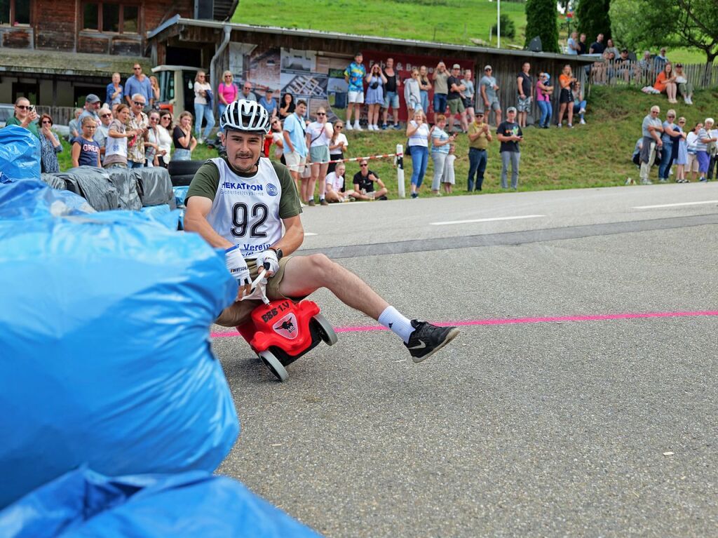 Begeisterte Zuschauer feuerten am Sonntag die Teilnehmer beim Bobbycar-Rennen in Oberried an. Bei Sommerwetter trat auch Brgermeister Klaus Vosberg an. Sieger wurde erneut Gerion Buhl.