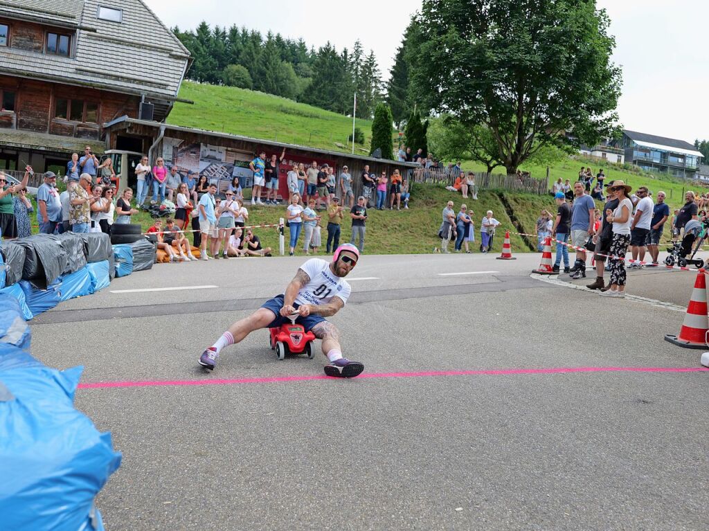 Begeisterte Zuschauer feuerten am Sonntag die Teilnehmer beim Bobbycar-Rennen in Oberried an. Bei Sommerwetter trat auch Brgermeister Klaus Vosberg an. Sieger wurde erneut Gerion Buhl.