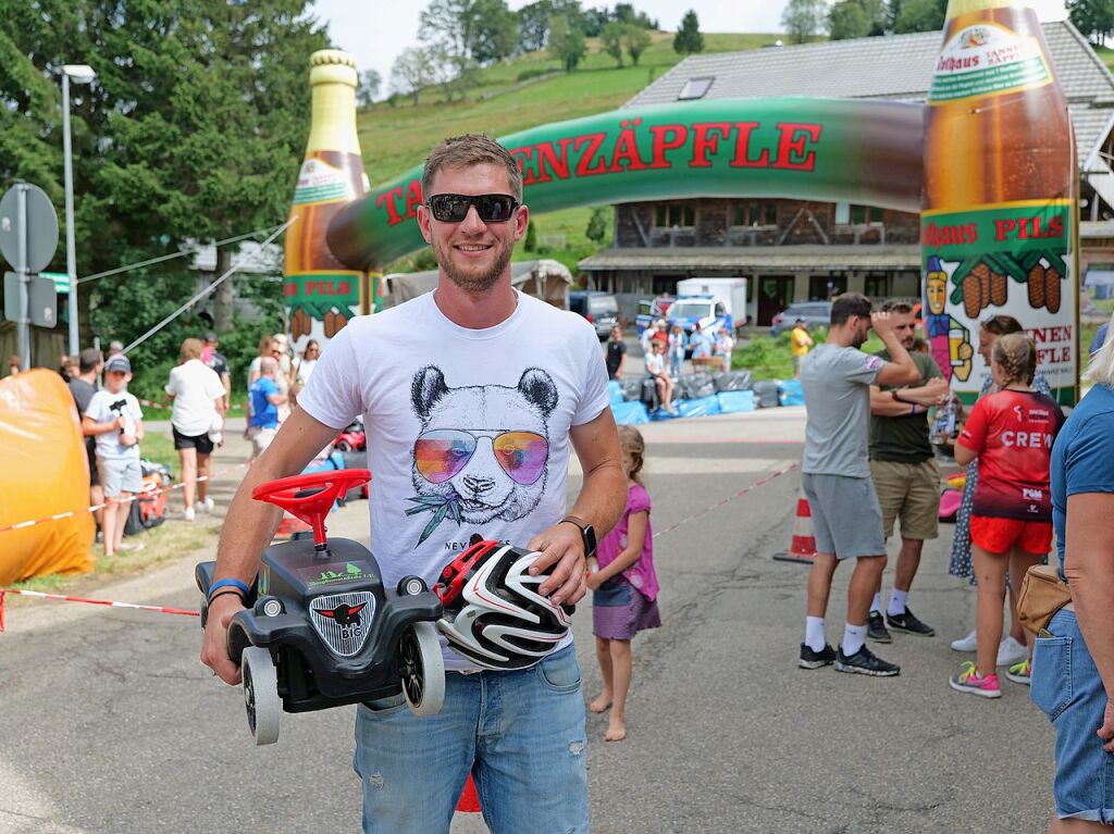 Begeisterte Zuschauer feuerten am Sonntag die Teilnehmer beim Bobbycar-Rennen in Oberried an. Bei Sommerwetter trat auch Brgermeister Klaus Vosberg an. Sieger wurde erneut Gerion Buhl.