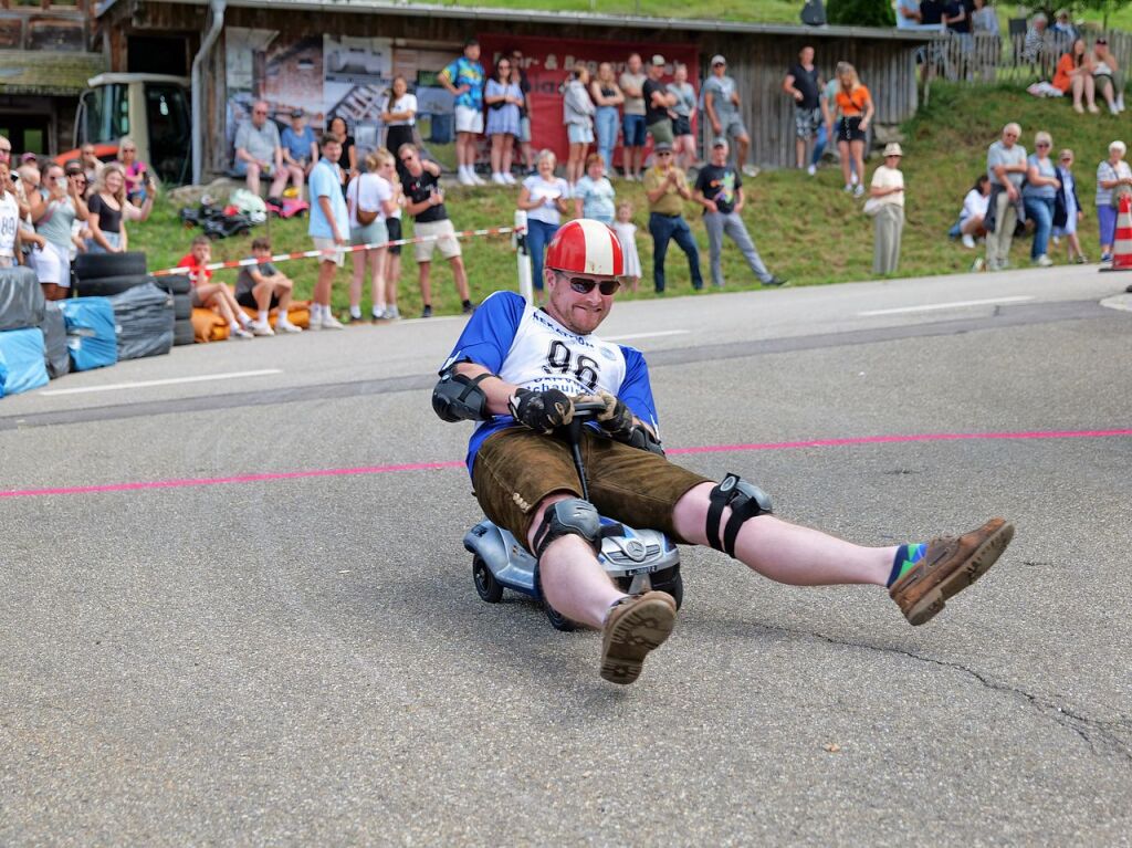 Begeisterte Zuschauer feuerten am Sonntag die Teilnehmer beim Bobbycar-Rennen in Oberried an. Bei Sommerwetter trat auch Brgermeister Klaus Vosberg an. Sieger wurde erneut Gerion Buhl.