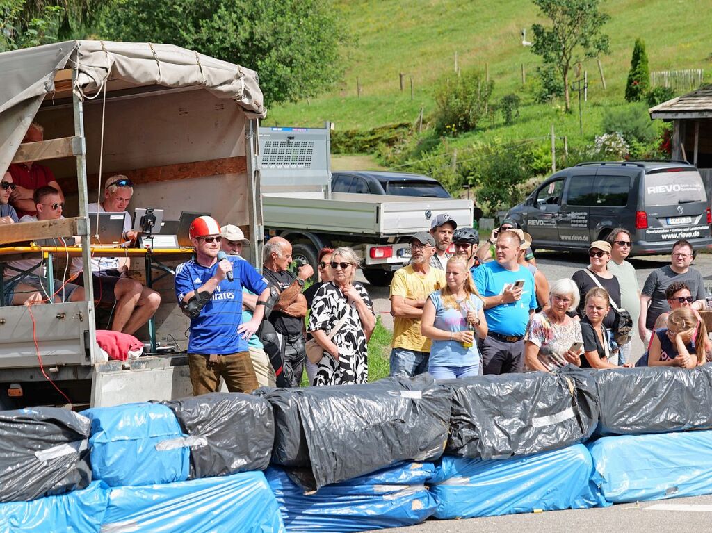 Begeisterte Zuschauer feuerten am Sonntag die Teilnehmer beim Bobbycar-Rennen in Oberried an. Bei Sommerwetter trat auch Brgermeister Klaus Vosberg an. Sieger wurde erneut Gerion Buhl.