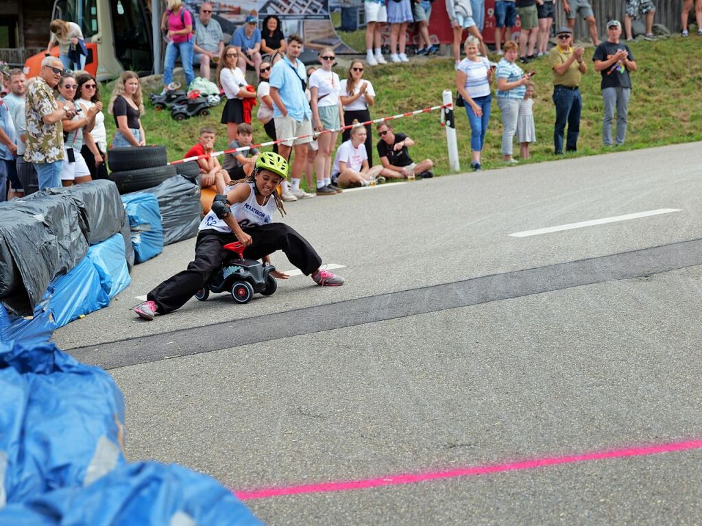 Begeisterte Zuschauer feuerten am Sonntag die Teilnehmer beim Bobbycar-Rennen in Oberried an. Bei Sommerwetter trat auch Brgermeister Klaus Vosberg an. Sieger wurde erneut Gerion Buhl.