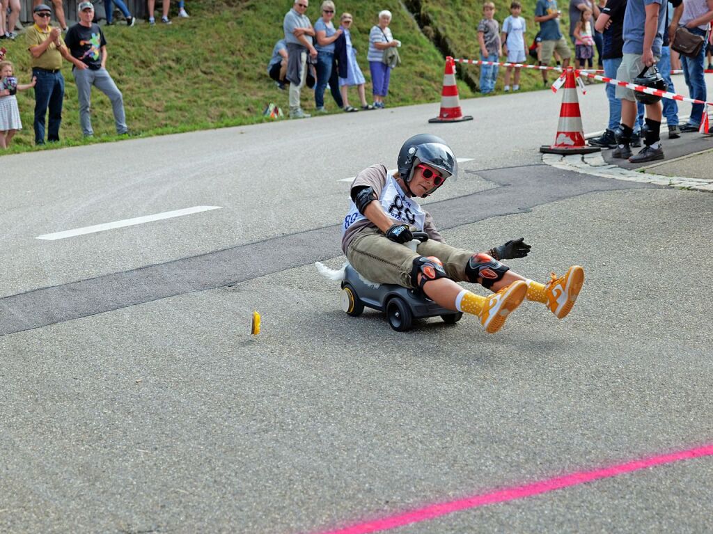 Begeisterte Zuschauer feuerten am Sonntag die Teilnehmer beim Bobbycar-Rennen in Oberried an. Bei Sommerwetter trat auch Brgermeister Klaus Vosberg an. Sieger wurde erneut Gerion Buhl.