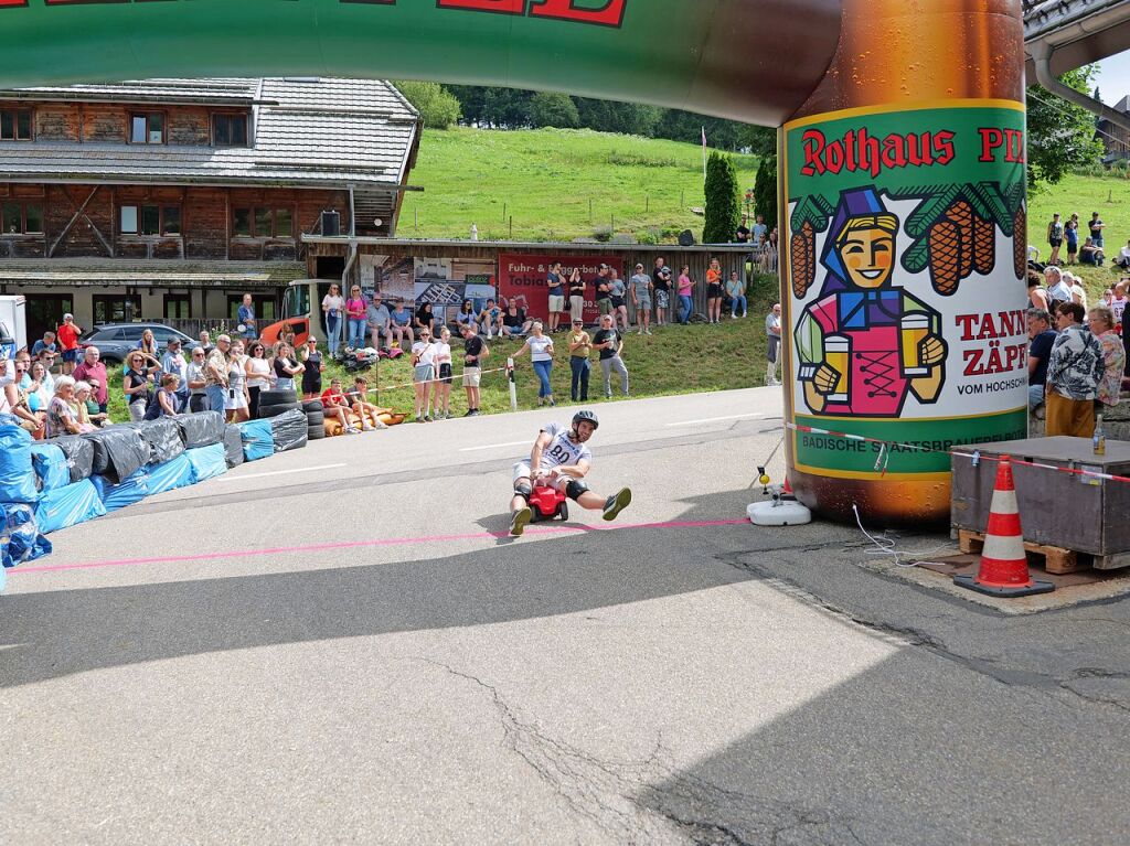 Begeisterte Zuschauer feuerten am Sonntag die Teilnehmer beim Bobbycar-Rennen in Oberried an. Bei Sommerwetter trat auch Brgermeister Klaus Vosberg an. Sieger wurde erneut Gerion Buhl.