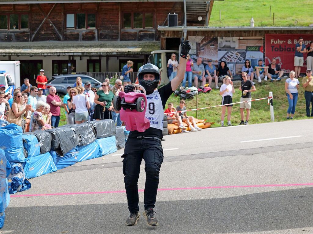 Begeisterte Zuschauer feuerten am Sonntag die Teilnehmer beim Bobbycar-Rennen in Oberried an. Bei Sommerwetter trat auch Brgermeister Klaus Vosberg an. Sieger wurde erneut Gerion Buhl.