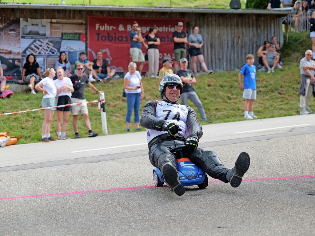 Begeisterte Zuschauer feuerten am Sonntag die Teilnehmer beim Bobbycar-Rennen in Oberried an. Bei Sommerwetter trat auch Brgermeister Klaus Vosberg an. Sieger wurde erneut Gerion Buhl.