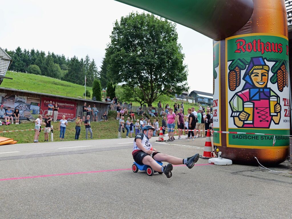 Begeisterte Zuschauer feuerten am Sonntag die Teilnehmer beim Bobbycar-Rennen in Oberried an. Bei Sommerwetter trat auch Brgermeister Klaus Vosberg an. Sieger wurde erneut Gerion Buhl.