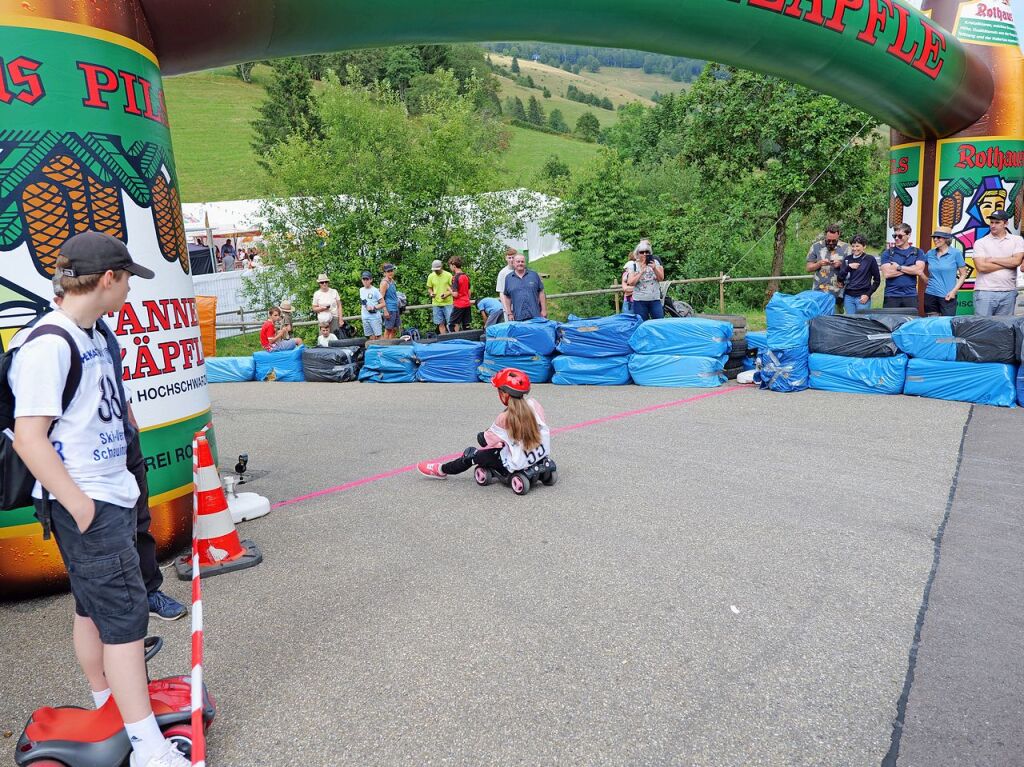 Begeisterte Zuschauer feuerten am Sonntag die Teilnehmer beim Bobbycar-Rennen in Oberried an. Bei Sommerwetter trat auch Brgermeister Klaus Vosberg an. Sieger wurde erneut Gerion Buhl.